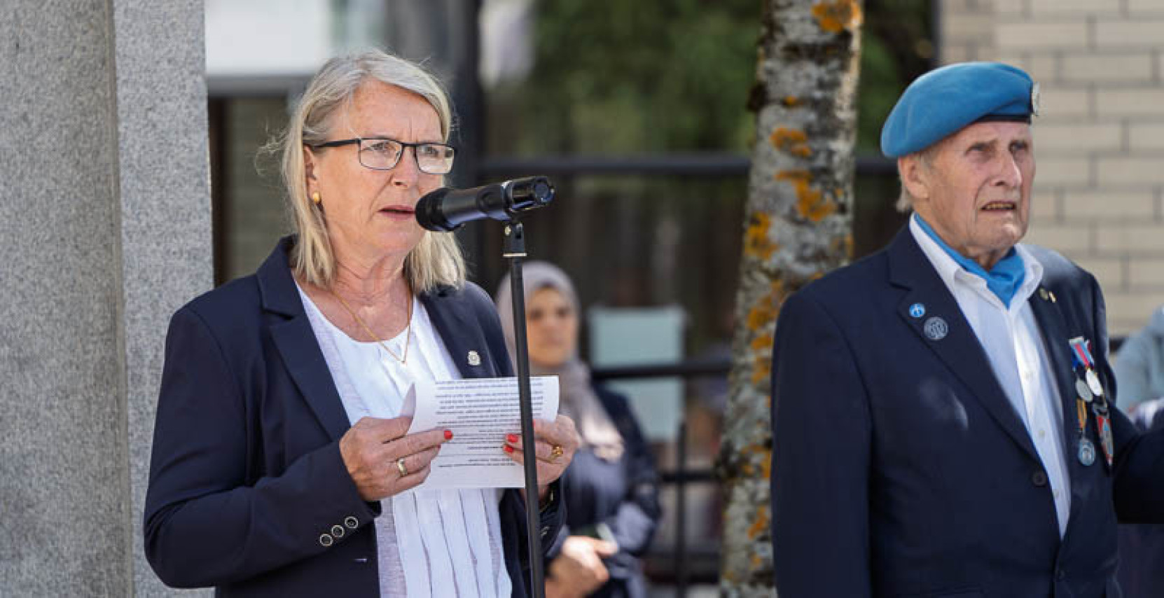 KRK-medlem Irene Frøybu taler ved Tronstad-minnesmerket i Sandvika 8. mai 2025