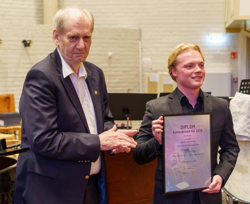 Den unge sangeren Marius Tajet Urdal fikk Kolsås RKs kulturstipend 2025