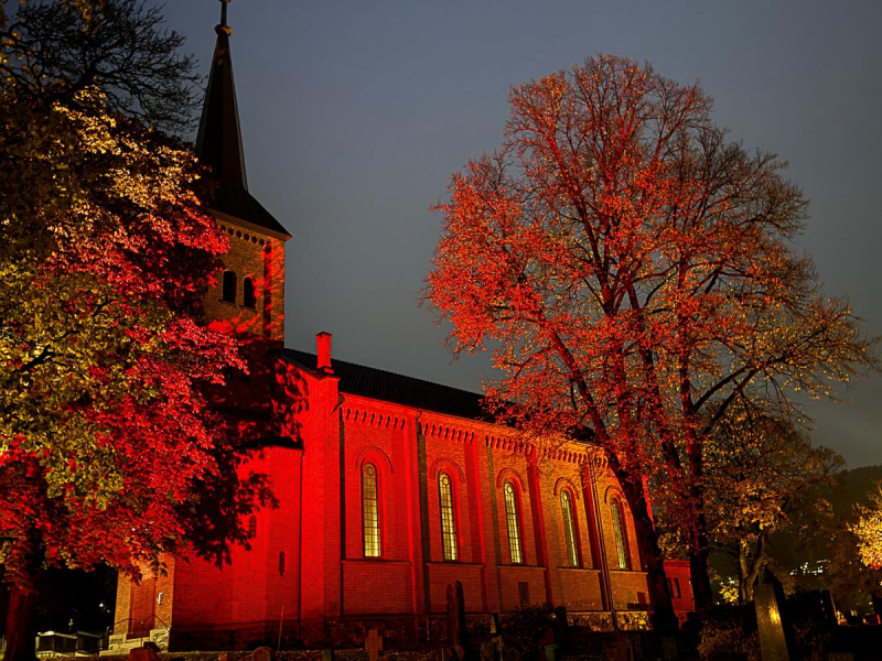 Bryn kirke lyssatt på poliodagen